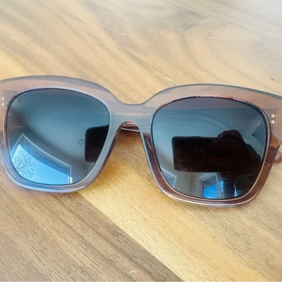 DIFF Polarized BELLA II Sunglasses in Light Brown - Picture 6 of 10